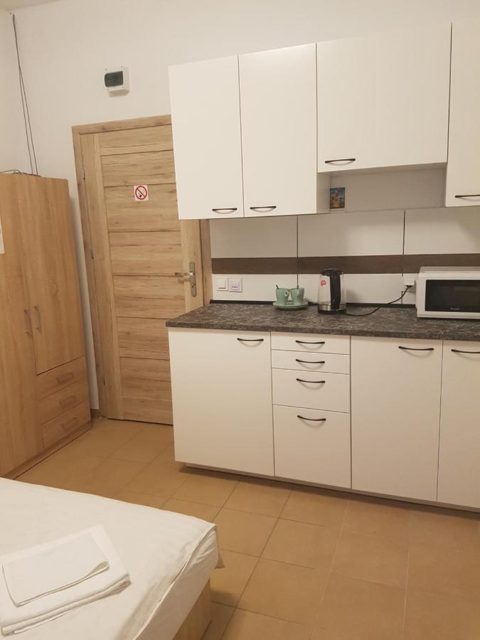 Hostel Mleczna - Metro Zacisze Varšava Exteriér fotografie